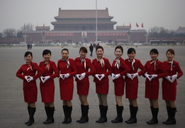 Китайски стюардеси позират на площад Тянанмън преди Народния национален конгрес.