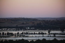 Мащабните наводнения в Австралия предизвикаха спешна евакуация на стотици от местността Уага Уага.