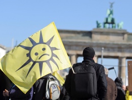 Хиляди германци се събраха в понеделник, 5 март, на протест в Берлин срещу орязването на държавните стимули за производството на соларна електроенергия.