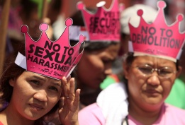 Филипинки протестират срещу сексуалното насилие и нарушаването на правата на жените на Международния ден на жената 8 март.