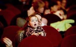 Бебе гледа филм в киносалон в Амстердам, който вече прави специални прожекции за родители с бебета.