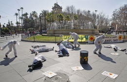 Активисти на „Грийнпийс“ отбелязват годишнината от ядрената авария във „Фукушима“ с флашмоб в Севиля.