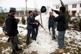Афганистански полицаи са маскирали снежен човек в двора на управлението. През последните дни страната се бори с последиците от необичайните снеговалежи.