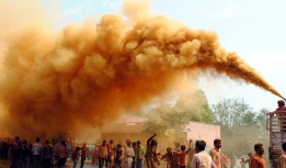Камион пръска цветен прах по време на празненставата, част от Холи – Фестивала на цветовете, Индор, Индия.