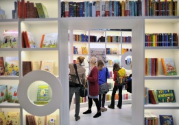 Посетители на Панаира на книгата в Лайпциг, Германия, разглеждат детските книги. Около 160 000 гости се очаква да посетят книжното събитие между 15 и 18 март.