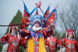 Китайска актриса изпълнява роля в опера по време на ежегодния Пролетен панаир на фолк културата в Джинан, Китай.