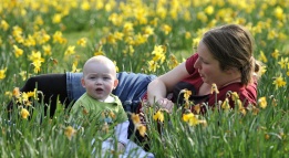 Майка и детето й се наслаждават на приятното пролетно време в Лондон, Великобритания.
