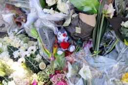Цветя и играчки, положени пред училището във френския град Тулуза, където бяха убити учител, двете му деца и още едно момиченце.