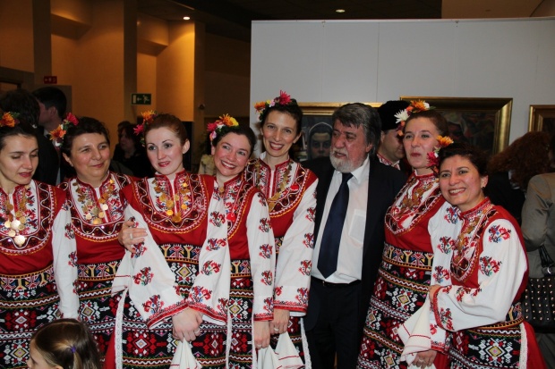 Министър Вежди Рашидов се снима с момичета в българска народна носия в сградата на Европейската комисия, където снощи бе открита изложбата „Майстори на българската живопис“.