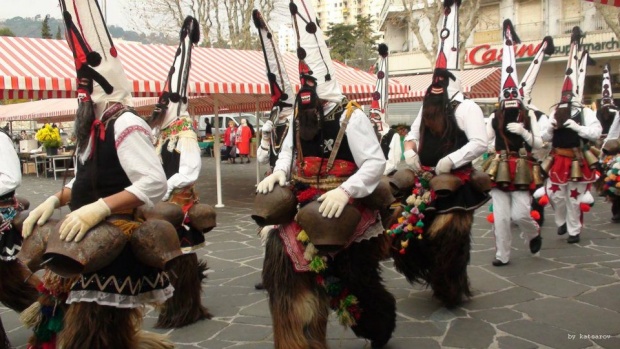 Кукери и гайдари представиха България на Фестивала на цветята в Ница, Франция.