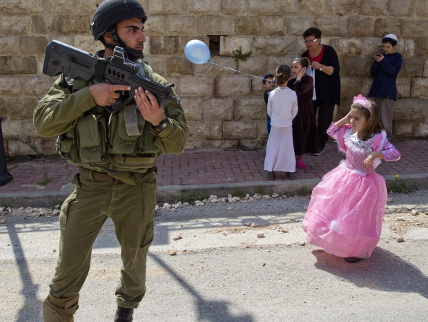 Момиченце участва в празничния парад по случай еврейския Ден на спасението на Западния бряг.