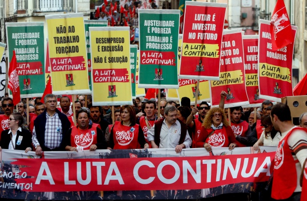 Синдикатите в Португалия организираха обща стачка срещу антикризисните мерки и реформите в трудовото законодателство, които ще засегнат особено служителите в училищата, болниците и обществения транспорт.