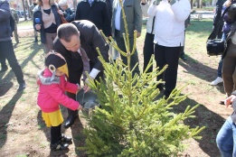 Mинистърът на земеделието и храните Мирослав Найденов и малко момиченце засадиха ела във Враца по повод откриването на Седмицата на гората.