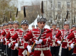 Националната гвардейска част и Гвардейският представителен духов оркестър изнесоха концерт, с който на 4 април беше отбелязан Денят на НАТО пред Народния театър.
