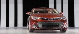 Новата „Тойота Авалон“ беше представена по време на „Ню Йорк Автошоу 2012“ в САЩ.