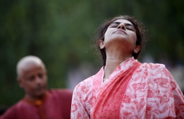Участници медитират по време на безплатен курс по йога в Бангладеш, организиран по повод Световния ден на здравето.