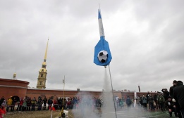 Русия отбелязва 51-вата годишнина от полета на Юрий Гагарин в космоса с изстрелването на макетна ракета.