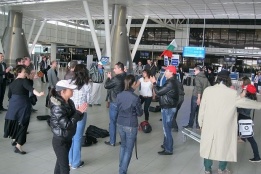 На Летище София за първи път се проведе флашмоб (спонтанно събиране на хора с определена цел).