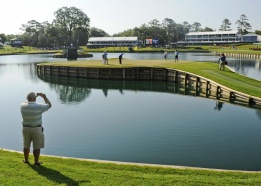 Почитател снима тренировка за шампионата по голф във Флорида, САЩ.