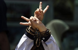 Палестинско момче протестира с белезници на ръцете за освобождаването на палестинските затворници от израелските затвори.