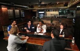 Американският президент Барак Обама заедно със секретаря по малкия бизнес Карен Милс посещават семеен ресторант за бързо хранене във Вашингтон.