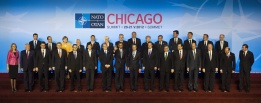 Обща снимка на лидерите на страните от НАТО по време на двудневната среща на върха в Чикаго, САЩ.
