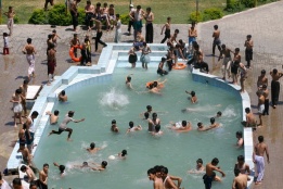 Деца и младежи се разхлаждат в плувен басейн в пакистанския град Пешавар. На много места в страната температурите скочиха над 40 градуса.