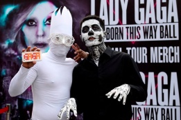 Фенове на поп иконата Лейди Гага очакват с нетърпение шоуто на своята любимка в Сингапур.