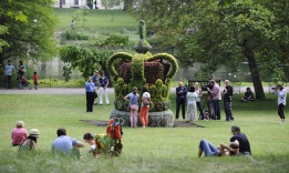 Минувачи се любуват на флоралната корона, поставена в парка „Сейнт Джеймс“ в Лондон по повод диамантения юбилей на кралица Елизабет II.