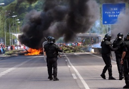 Служители на испанската гражданска защита се отправят към тълпа протестиращи миньори в опит да ги усмирят.