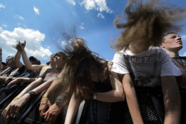 Фенове на хеви метъла се забавляват по време на третия хеви метъл фестивал „Сонсфиър“ в Ивердон, Швейцария.