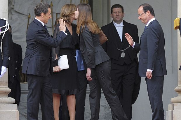 Бившата и новата първа дама на Франция Карла Бруни и Валери Трирвильор се поздравяват по време на церемонията по встъпване в длъжност на новия френски президент Франсоа Оланд.