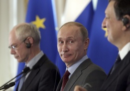 Руският президент Владимир Путин заедно с президента на Европейския съвет Херман ван Ромпой и председателя на Европейската комисия Жозе Мануел Барозу на срещата на върха „ЕС–Русия" в Санкт Петербург.