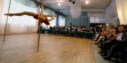 Пластични танцьорки показаха уменията си на пилон на турнир в Полша.