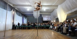 Пластични танцьорки показаха уменията си на пилон на турнир в Полша.