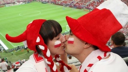 Фенове на полските национали се целуват на Националния стадион във Варшава преди откриващия мач на тима срещу Гърция в Евро 2012.