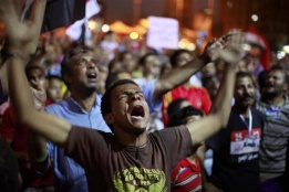 Поддръжници на кандидата за президент на Египет от Мюсюлманското братство Мохамед Морси скандират срещу военните на площад Тахрир.