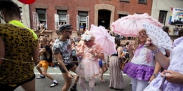 В Ню Йорк се проведе парад на хората с хомосексуална ориентация под мотото: „Гей е новото хетеро“.