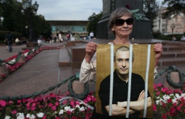 Рускиня държи плакат с лика на политическия затворник Михаил Ходорковски, който става на 49 г.