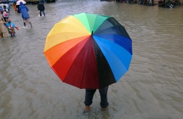 Индиец се пази с чадър от силния дъжд по време на сезона на мусоните в Мумбай, Индия.