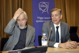 Ролф Хойер (вляво), директор на ЦЕРН, и Джо Инкантела, говорител, отговарят на въпроси на журналисти по повод откриването на нова субатомна частица, която може да е т.нар. Хигс бозон.