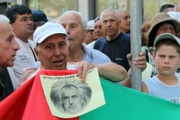 Около стотина българи протестираха в петък срещу повишаването на цената на тока.