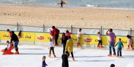 Ледената пързалка на плажа „Бонди Бийч“ е една от най-популярните атракции на годишния зимен фестивал в Сидни, Австралия.