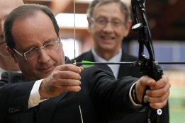 Президентът на Франция Франсоа Оланд пробва уменията си по стрелба с лък в лагера на олимпийските състезатели на Франция.