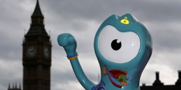 83 фигури на талисманите на Олимпиадата в Лондон Уенлок (Wenlock) и Мандевил (Mandeville) радват феновете в британския град.