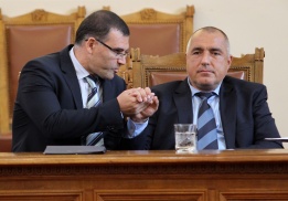 Премиерът Бойко Борисов и финансовият министър Симеон Дянков демонстрират близките си отношения по време на парламентарния контрол в петък, 20 юли.