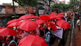 Хиляди активисти в Индия се включиха в шествието алтернатива на Международната СПИН конференция, с което се противопоставят на решението на САЩ да не им предостави визи за пътуване.