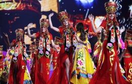 Участнички в конкурса „Мис Свят“ дефилират в традиционни монголски облекла на церемонията по откриването на конкурса в Китай.