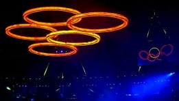 Издигане на олимпийските кръгове по време на откриването на Олимпийските игри в Лондон.