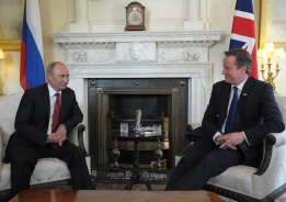 Руският президент Владимир Путин (вляво) с британския премиер Дейвид Камърън (вдясно) по време на посещението си в Лондон в четвъртък, 2 август 2012 г.